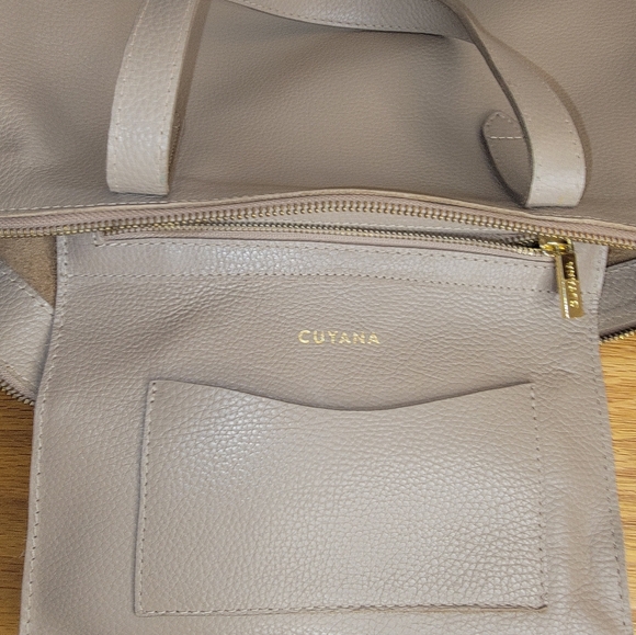 Cuyana Revive genuine leather Tote with gold monogram - Picture 4 of 15